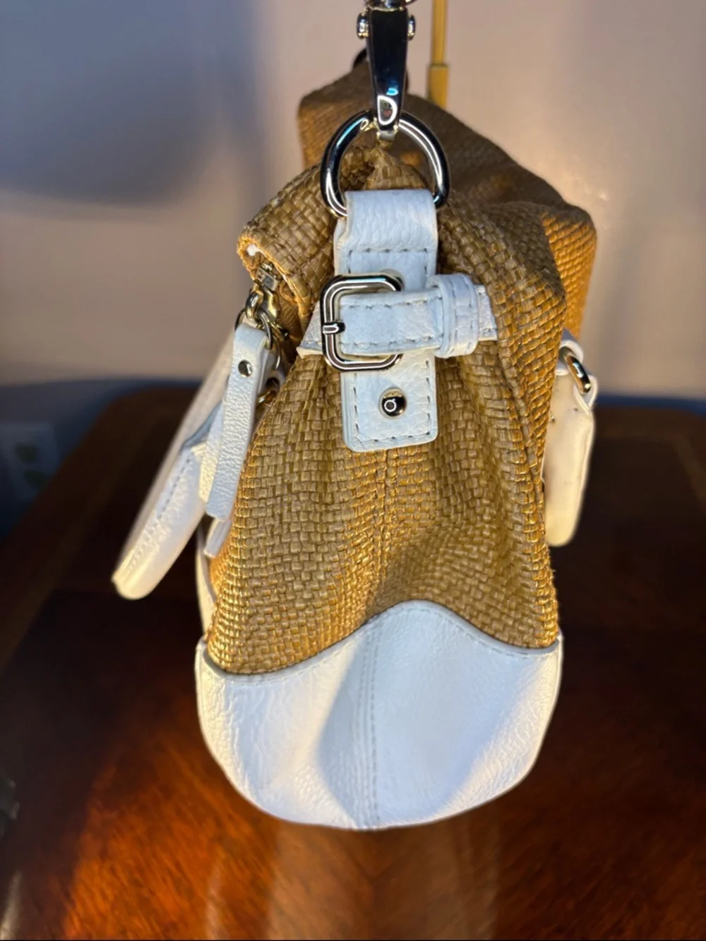 Kate Spade New York Cobble Hill Straw Leslie shoulder bag white leather trim.